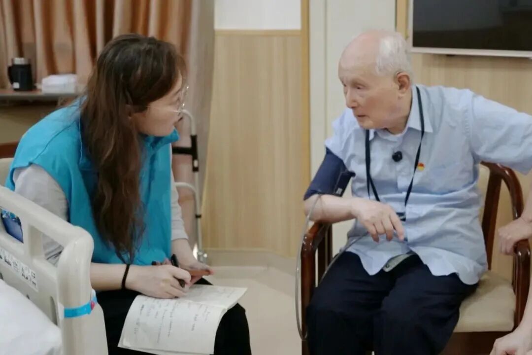 胜利日，，我们和抗战老同志在一起......