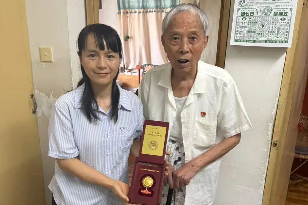 致敬！！！国药集团13位抗战老战士获颁抗战胜利80周年岁念章